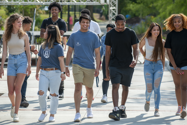 奥古斯塔大学的学生们走在校园里.